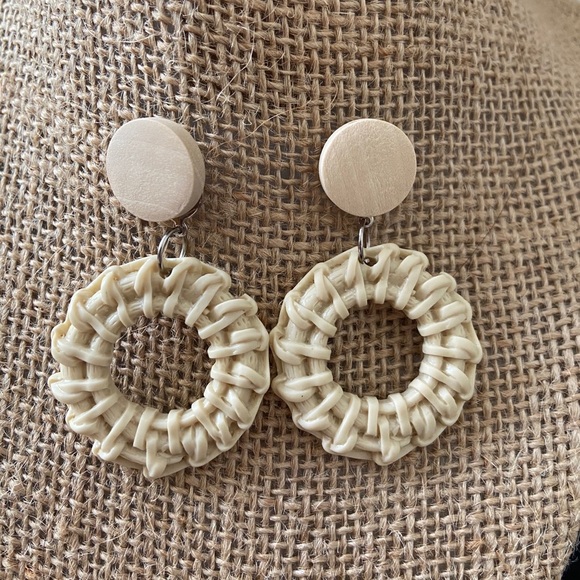LAST ONE 💖Straw Wicker Earrings - Picture 3 of 6